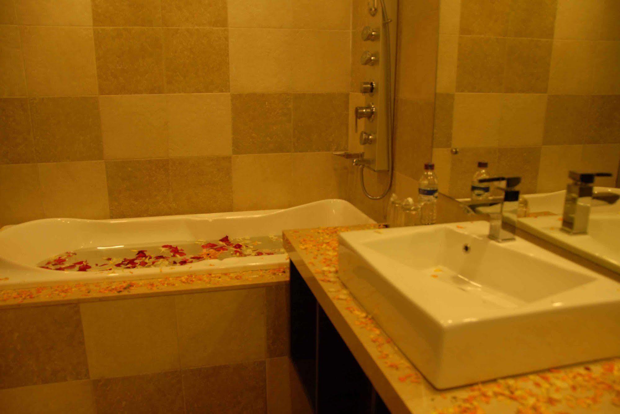 Silver Sands Beach Resort دامان المظهر الخارجي الصورة